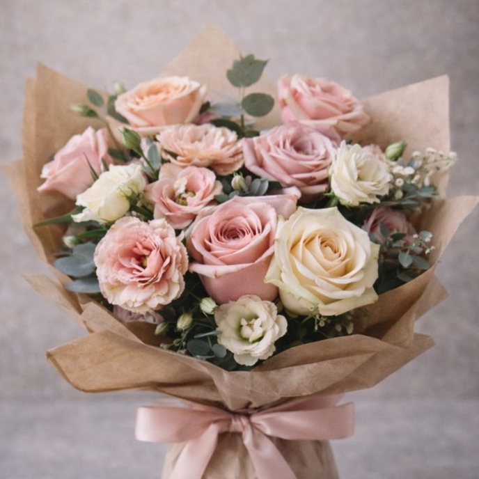 Bouquet signature Saint-Valentin aux roses poudrées et fleurs délicates par Fleur et Végétal